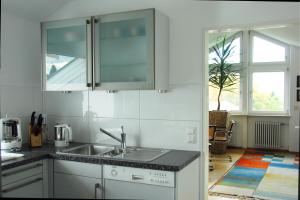 瓦瑟堡Haus Gies的白色的厨房设有水槽和窗户
