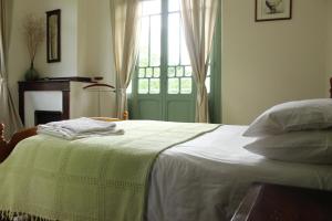 BiertMaison Esmeralda Chambres D'Hotes et Gite的卧室配有白色的床和窗户
