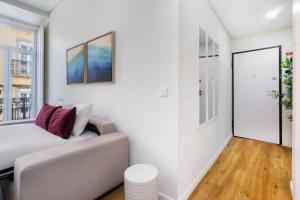 里斯本WHome | Alcântara Premium Studio的带沙发和窗户的客厅