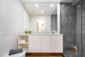 里斯本WHome | Alcântara Premium Studio的白色的浴室设有水槽和卫生间。