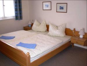 阿尔布斯塔特Höhengasthof Wanderheim Nägelehaus的一间卧室配有一张带蓝色床单和枕头的床。
