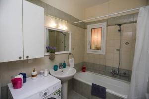 康托卡利D&C APARTMENT2的浴室配有盥洗盆和浴缸。