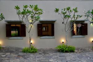 阿鲁特伽马The Aluthgama House的前方有窗户和树木的建筑