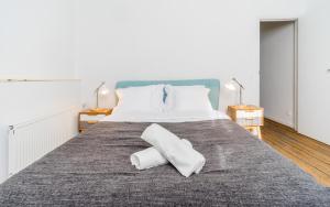 布鲁塞尔Grand Place 2 Bedroom的一间卧室配有一张带两个白色枕头的大床