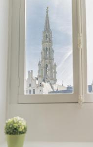 布鲁塞尔Grand Place 2 Bedroom的享有大楼景致的窗户