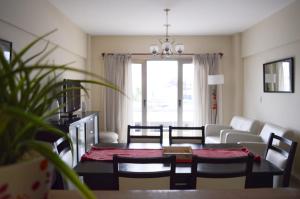 奥拉瓦里亚Sweet Home Olivares的客厅配有桌椅和沙发