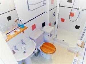 西卢港波尔林乡村酒店的浴室配有卫生间、盥洗盆和淋浴。