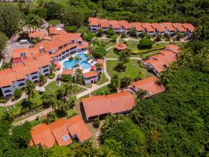 圣彼得教区甘蔗俱乐部及水疗酒店的享有带游泳池的度假村的空中景致