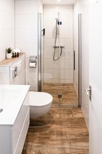 米德尔堡Hotel Brasserie de Huifkar的带淋浴、卫生间和盥洗盆的浴室