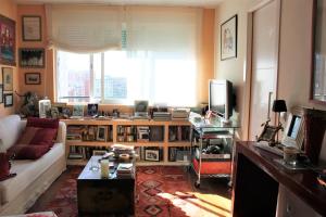 马德里BERNABEU, luxury y luminoso apartamento entero的客厅配有沙发和桌子