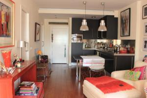 BERNABEU, luxury y luminoso apartamento entero的厨房或小厨房