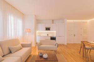 大加那利岛拉斯帕尔马斯Taoyo Suites的客厅配有沙发和桌子