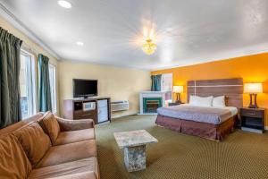 大西洋城经济木屋海滩及海滨大道酒店的酒店客房,配有床和沙发