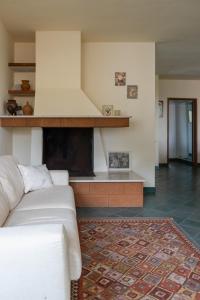 托雷苏达°la casetta d'Amare°的客厅配有白色沙发和壁炉