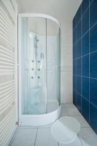 特伦钦独家酒店的带淋浴的浴室和玻璃门