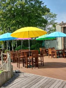Flookburghlakeland leisure park的一组桌椅和遮阳伞