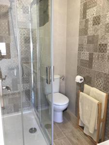 米哈斯拉波萨达旅馆的一间带卫生间和玻璃淋浴间的浴室