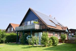 MölschowVineta Ferienwohnungen的一座房子,屋顶上设有太阳能电池板