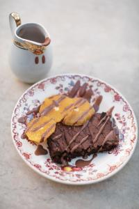 索列尔Ecocirer Healthy Stay的一块带巧克力甜点和咖啡的盘子