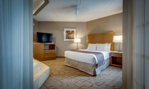 沃恩蒙地卡罗套房酒店客房内的一张或多张床位