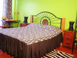 内罗毕科维扎住宿加早餐旅馆的一间卧室设有一张床和绿色的墙壁
