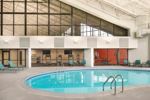 诺默尔Holiday Inn - Bloomington - Normal, an IHG Hotel的一座带桌椅的大型游泳池