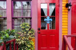 新奥尔良The Blue60 Marigny Inn的色彩缤纷的房子前的红色门
