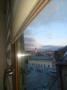 利沃夫Magnificent apartment in Central Lviv的从窗户可欣赏到城市美景