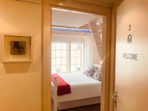 阿姆斯特丹Little Tulip的一间小卧室,配有床和窗户