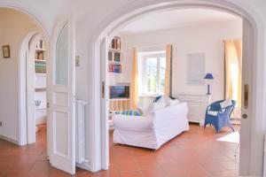 伊斯基亚Casa Romano, centro di Forio, Ischia的客厅配有白色沙发和窗户