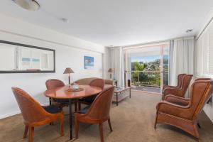 科夫斯港查尔斯沃思湾海滩度假酒店的客厅配有桌椅