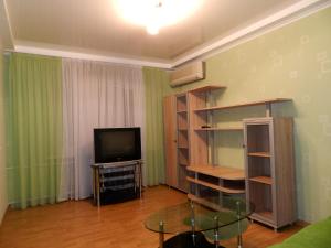 2-room Apartment on Nezalezhnoi Ukrainy Street 59, by GrandHome的电视和/或娱乐中心