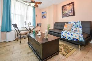 代托纳海滩Daytona Beach studio condo with beautiful Ocean view的客厅配有沙发和桌子