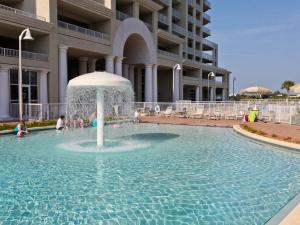 德斯坦Ariel Dunes by Seascape Resort的建筑物前泳池中的喷泉