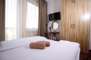 布拉迪斯拉发布拉迪斯拉发加尼飞行员酒店的一间酒店客房,配有一张带毛巾的床
