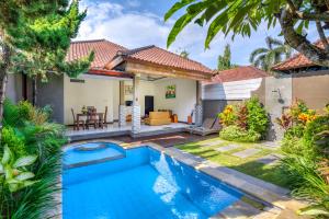 塞米亚克格拉西亚巴厘别墅公寓酒店的一个带游泳池和房子的后院