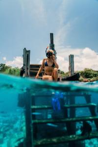 班尤温当孟赞干奴萨湾度假酒店的一个比基尼的女人拍一张水的照片