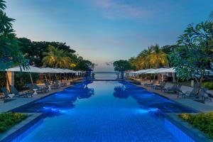 Crimson Resort and Spa - Mactan Island, Cebu内部或周边的泳池