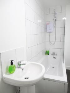 沃灵顿Emmanuel Church Apartments的白色的浴室设有水槽和浴缸。