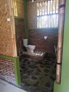 庞岸达兰巴勒库酒店的砖墙内带卫生间的浴室