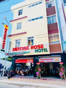 芹苴Mekong Rose Hotel的一家标有宏伟玫瑰酒店标志的酒店