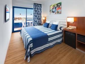 圣苏珊娜塔希提普拉亚酒店的一间卧室设有一张床,享有海景