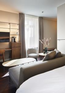 苏黎世索丽尔苏黎伯格酒店的客厅配有沙发和桌子
