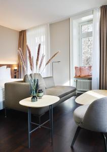 苏黎世索丽尔苏黎伯格酒店的客厅配有沙发和桌子。