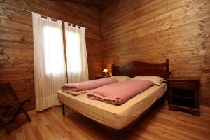 加尔尼亚诺Residence Hotel Montegargnano的一间卧室配有一张木墙床