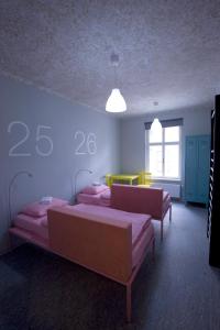 克罗梅日什Hostel U Zlatého kohouta的墙上有数字的房间,设有两张床