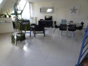 亚眠Duplex residence d'orléans的客厅配有桌椅和植物