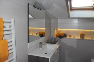 利恩茨Panoramablick Osttirol的白色的浴室设有水槽和镜子