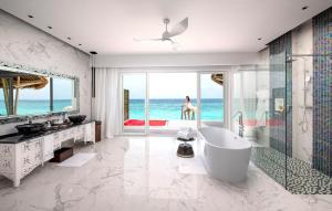 鲁阿环礁Emerald Maldives Resort & Spa-Deluxe All Inclusive的带浴缸的浴室,享有海景。