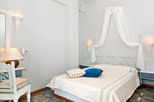 佩里沃罗亚特兰蒂斯沙滩别墅酒店的白色的卧室设有床和窗户